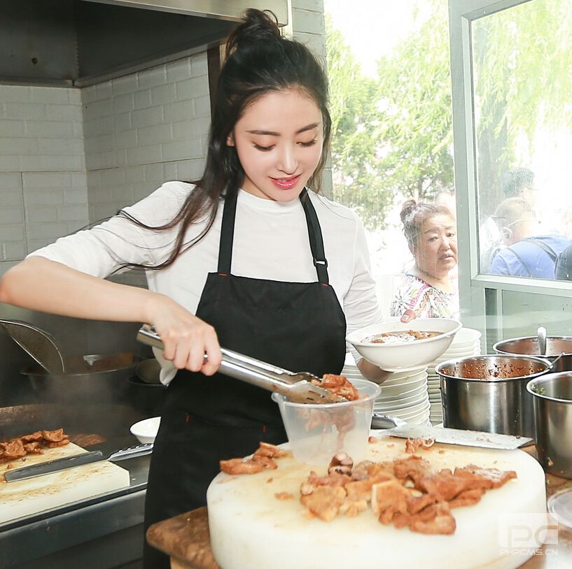 张天爱宣传新片卖卤煮 现身街头为粉丝喂食1