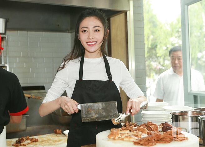 张天爱宣传新片卖卤煮 现身街头为粉丝喂食2